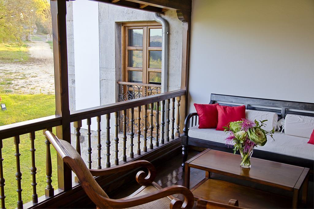 Hotel Casona Cuervo Сан-Тирсо-де-Кандамо Экстерьер фото